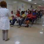 Doctora impartiendo charla.