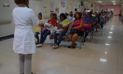 Doctora impartiendo charla.