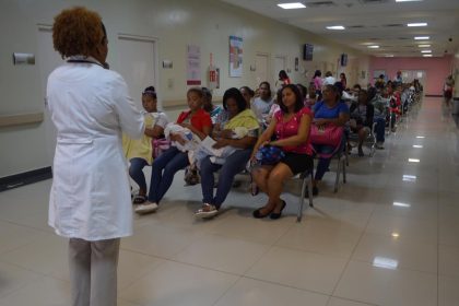Doctora impartiendo charla.