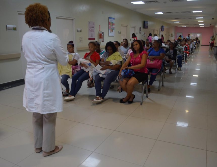 Doctora impartiendo charla.