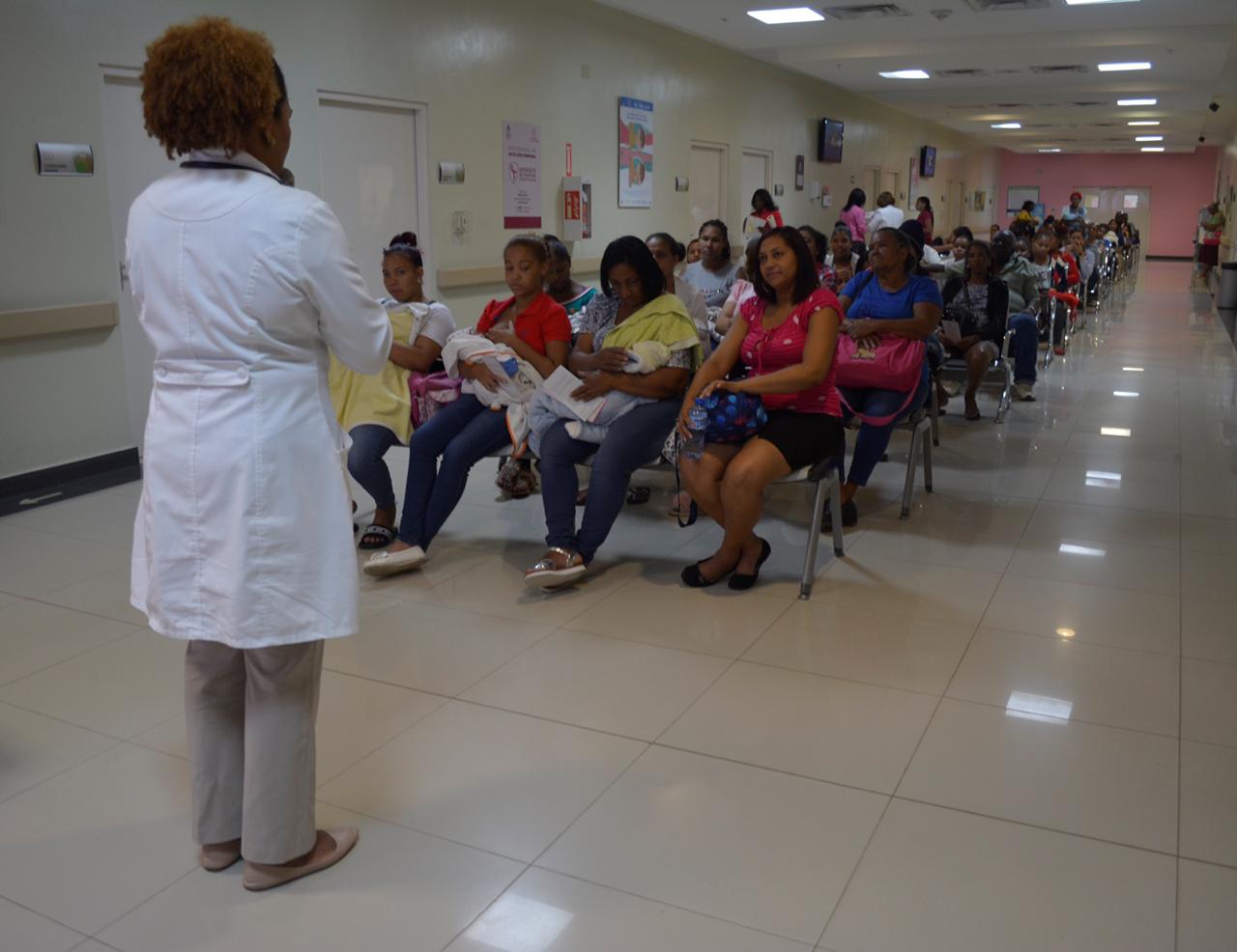 Doctora impartiendo charla.